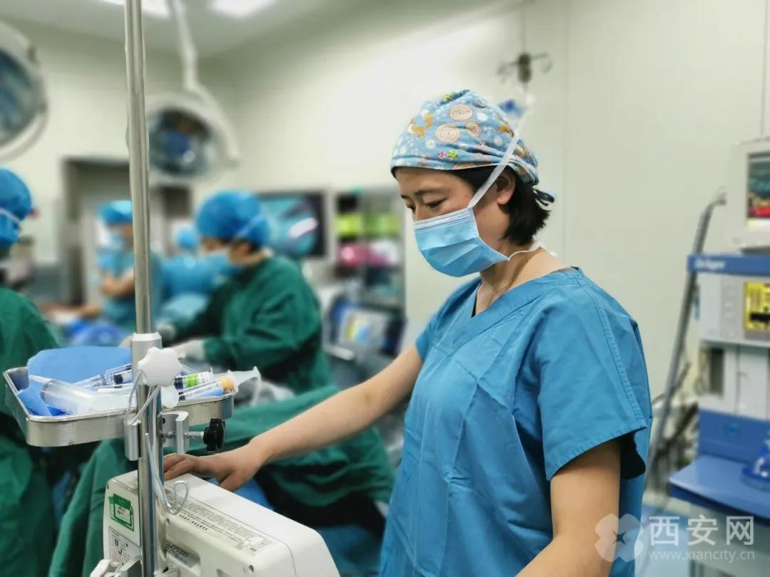 帽,脚上,是特制的拖鞋,整天穿梭在手术室里,他们就是——麻醉科医生