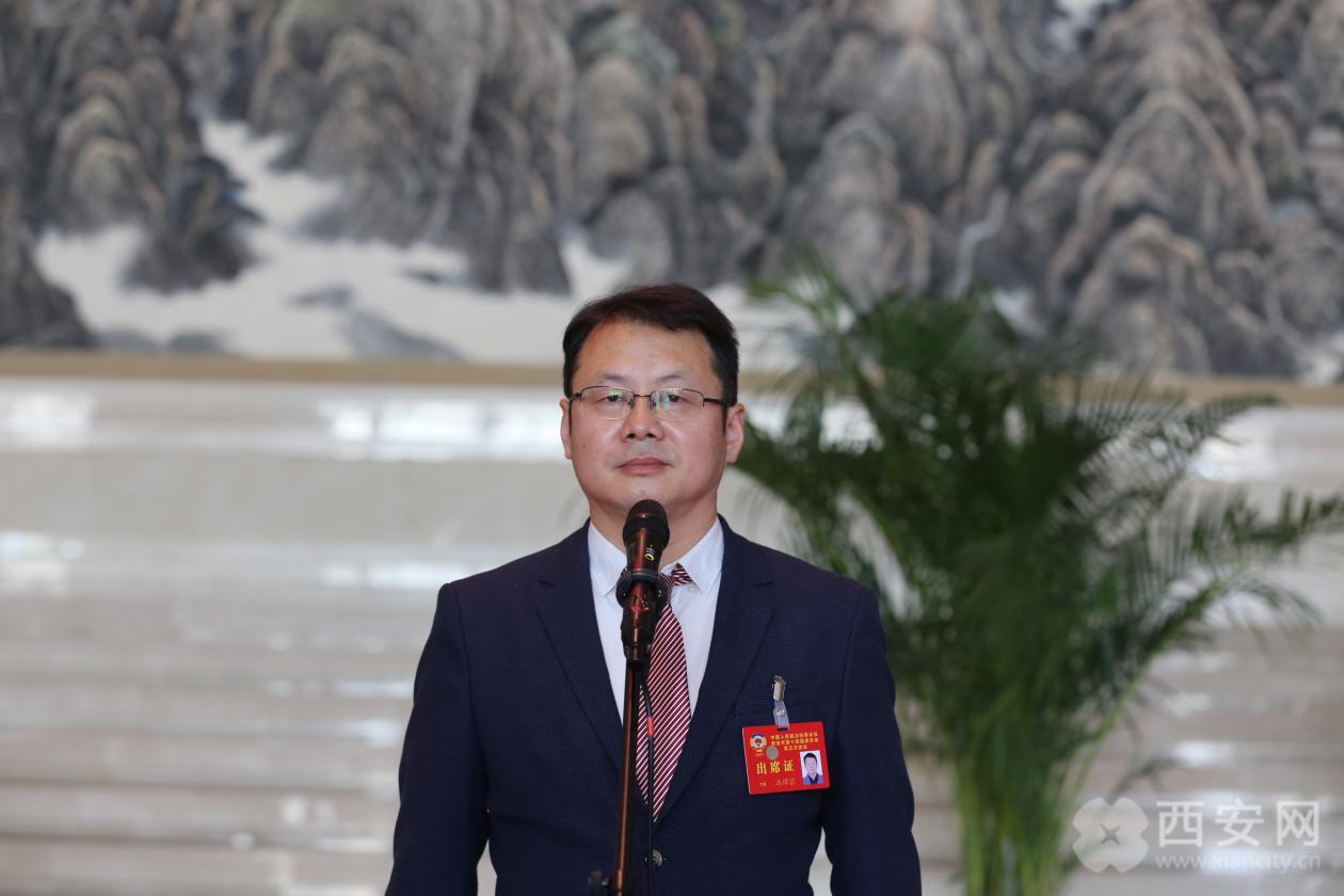 冯谭宗,陈子续,尹洁,蔺琪四位市政协委员依次走上通道,接受记者提问.