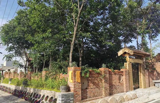 走进狄寨街道杜陵村,沿着平整蜿蜒的道路,两旁的农家小院前种满了花草